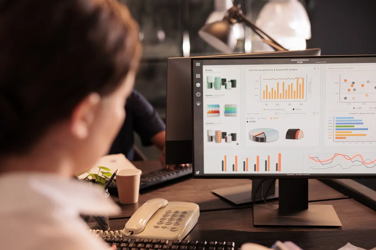 Una empleada trabaja ante su pantalla con un panel de gestión